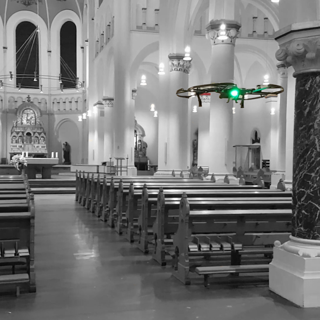 Drohnenflug durch eine Kirche